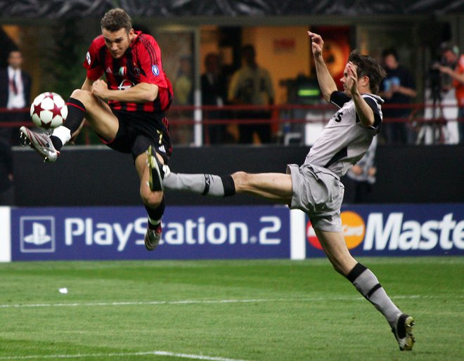 Andrej Ševčenko, levo, je osvojil zlato žogo France Footballa, ko je igral za AC Milan. FOTO: Stefano Rellandini/Reuters
