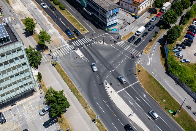 Med pomembnimi vprašanji je, kako se vozimo zdaj in kako se bomo v prihodnosti v smislu do podnebja prijaznih rešitev za vse vrste mobilnosti. FOTO: Voranc Vogel/Delo
