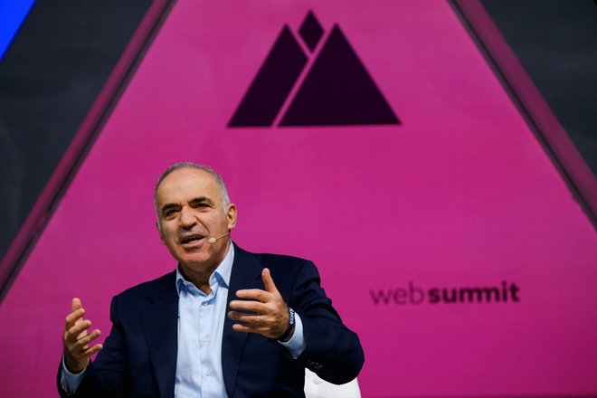 Gari&nbsp;Kasparov, večkratni svetovni šahovski prvak, je dolgoletni kritik režima Vladimirja Putina. Ko vrhunski šahist in poznavalec Putina govori o vojni, svet posluša. FOTO: Pedro Nuñes/Reuters
