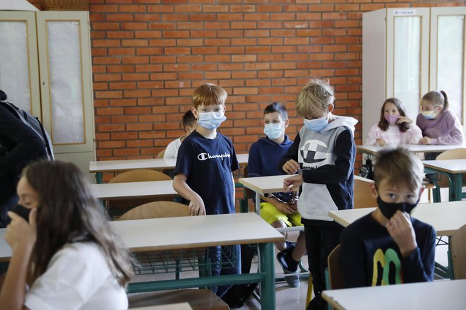 V ponedeljek bodo šolarji spčet zadihali s polnimi pljuči in - brez mask. FOTO: Leon Vidic/Delo
