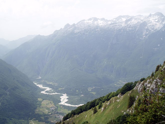 Trenutno na območju sotočja že teče pomemben infrastrukturni projekt, gradnja tolminske obvoznice, ki naj bi bila zaključena oktobra prihodnje leto. FOTO: Arhiv Polet/Delo
