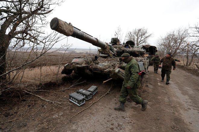 V vojnem času se zaradi potrebe po visokih začasnih izdatkih stroški zadolževanja lahko kaj hitro povečajo. FOTO:&nbsp;Alexander Ermochenko/Reuters
