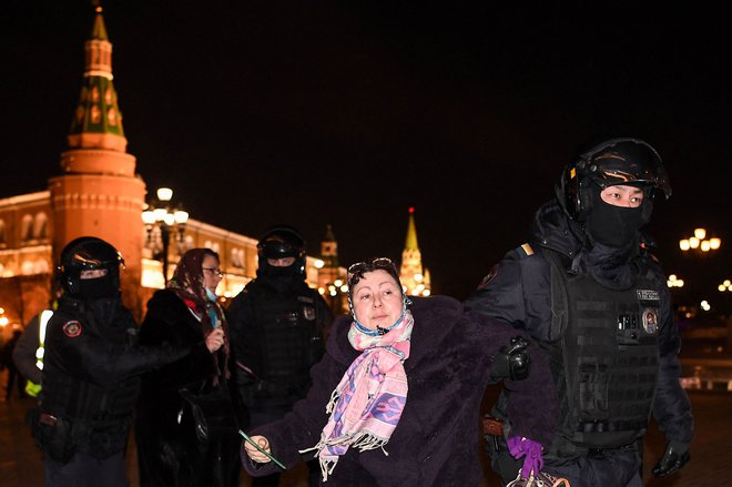 Od začetka vojne se je v ruskih mestih zvrstilo več protestov, ki jih je oblast zadušila. FOTO: AFP
