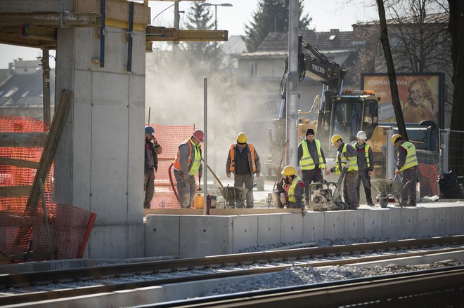 Primanjkuje vseh vrst poklicev: zidarji, tesarji, železokrivci, mojstri gradbenih dejavnosti, delovodje, inženirji. FOTO: Jure Eržen/Delo
