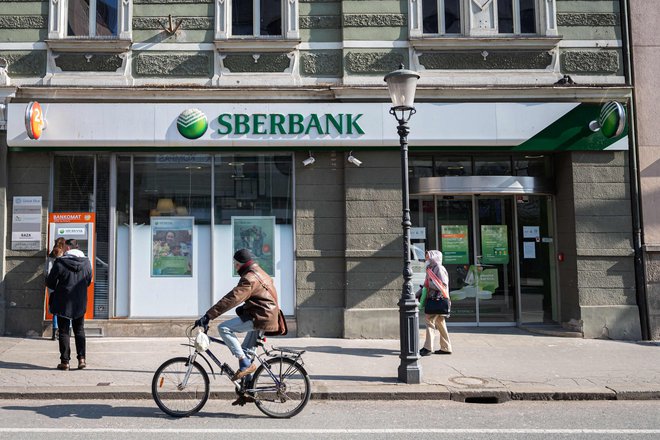 V poslovnem smislu je bila ena od žrtev napada na Ukrajino ruska banka Sberbank, ki je bila zaradi odliva depozitov prisiljena zapustiti trg Evropske unije. Foto Jure Makovec/AFP
