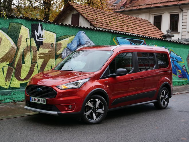 Ford grand tourneo connect active je zanimiva alternativa kombiju, ki se spogleduje z robustnim videzom terenskih vozil. FOTO: Blaž Kondža
