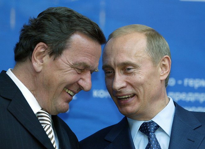 Nekdanji nemški kancler Gerhard Schröder in ruski predsednik Vladimir Putin na zasedanju rusko-nemškega gospodarskega foruma v Moskvi leta 2004 FOTO: Maxim Marmur/AFP
