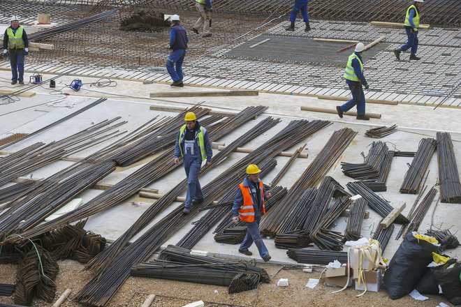 Če bi težave z dobavami trajale dlje časa, bi lahko zaloge gradbenih podjetij pošle. FOTO: Jože Suhadolnik/Delo
