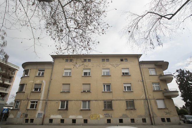 Največja stanovanja so dobili v najem uslužbenci z višjo in visoko izobrazbo, zdravniki, pravniki in inženirji, kletna pa so pripadala hišnikom. FOTO: Jure Eržen
