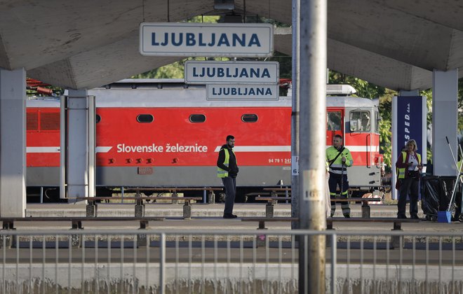 Projektira se &raquo;nadgradnja&laquo; železniške postaje in gradnja avtobusne postaje ter megalomanska podvoznica Šmartinske ceste, vse brez osnovnega dokumenta DPN in brez z zakonom predpisanega sodelovanja z javnostjo.

Foto Jože Suhadolnik/delo
