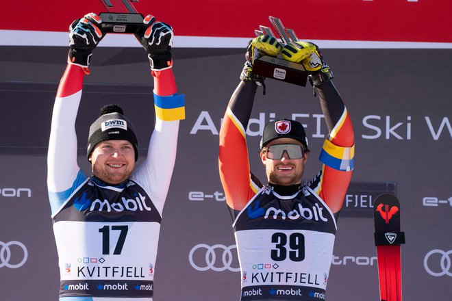 Švicar Niels Hintermann, levo, in Kanadčan Cameron Alexander, slednji senzacionalno, sta slavila na prvem smuku v Kvitfjellu. FOTO: Erik Johansen/AFP
