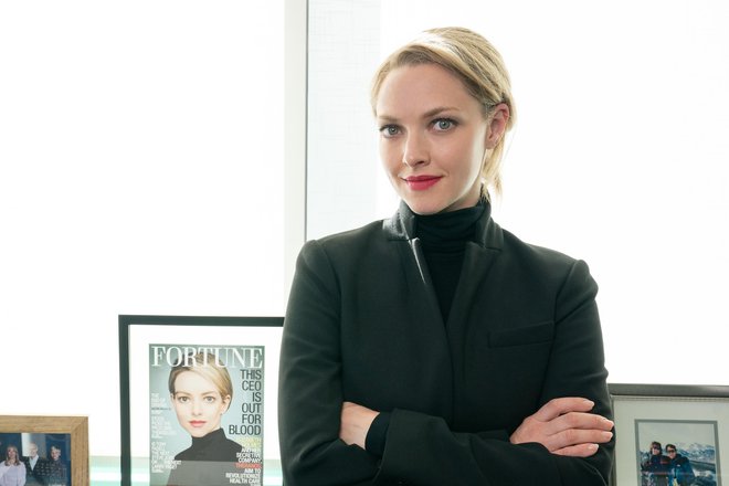 Amanda Seyfried kot prevarantka Elizabeth Holmes v novi seriji The Dropout Foto Beth Dubber/Hulu
