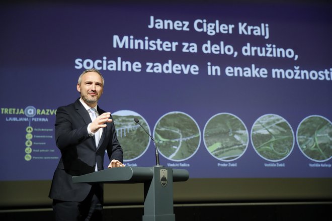 Ministrstvo za delo, družino, socialne zadeve in enake možnosti pod vodstvom ministra g. Janeza Ciglerja Kralja še vedno podpira direktorico Centra za socialno delo Ljubljana (CSD Ljubljana).Foto Leon Vidic/Delo
