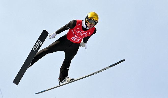 Lovro Kos je v uvodni seriji&nbsp;&ndash; tako kot Timi Zajc&nbsp;&ndash; poletel kar 130,5 metra daleč. FOTO: Christof Stache/AFP
