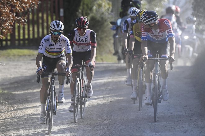 Mathieu van der Poel (desno) ne bo branil lanske zmage na Strade Bianche, prva favorita sta Julian Alaphilippe (levo) in Tadej Pogačar. FOTO: Fabio Ferrari/LaPresse
