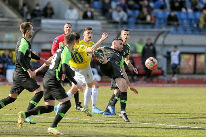 Olimpija ni v igralni in strelski formi, ko pa na igrišču ni Mustafe Nukića (levo), ne more zabiti niti z bele točke. A manjkajo tudi goli posojenega &raquo;Šveda&laquo; Aljoše Matka (desno). FOTO: Blaž Samec
