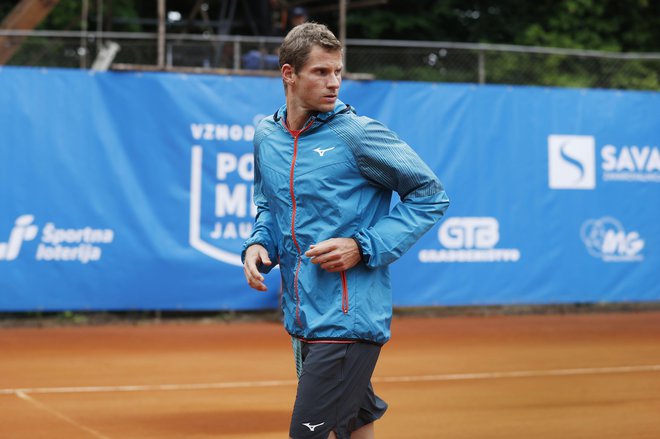 Blaž Rola se je&nbsp;odlično upiral&nbsp;Nicolasu&nbsp;Jarryju. FOTO: Leon Vidic/Delo
