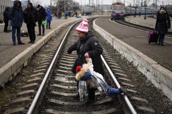 Okoli 1,2 milijona Ukrajincev je že zbežalo v sosednje države, številni še čakajo na vlak, ki jih bo odpeljal na varno. FOTO: Daniel Leal/AFP
