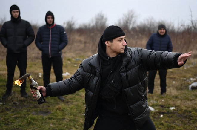 Mladenič meče motolovko med civilnim tečajem samoobrambe na obrobju Lvova v zahodni Ukrajini. FOTO: Daniel Leal/AFP
