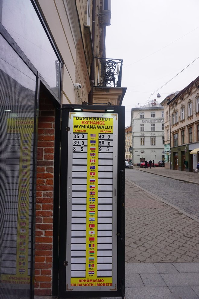 V ukrajinskih menjalnicah je vse manj možnosti za zamenjavo valut. FOTO: Nathaniel R. Nagel
