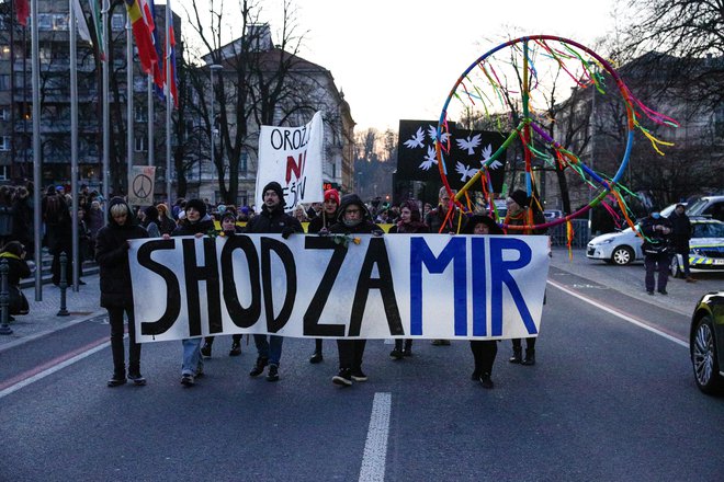 Ukrajinski režiser Sergej Loznica: &quot;Ne moremo ločevati ljudi na podlagi njihovih potnih listov, lahko jih sodimo samo po njihovih dejanjih.&quot; Shod proti vojni v Ukrajini. FOTO: Črt Piksi
