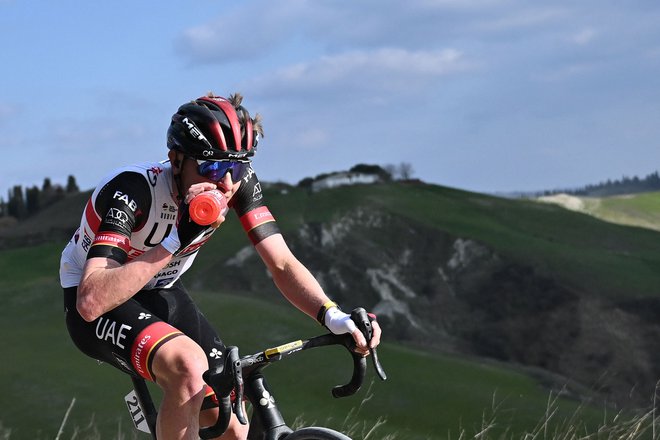 Tadej Pogačar je kar 50 km sam kolesaril zmagi naproti. FOTO: Marco Bertorello/AFP
