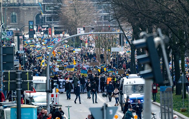 Protesti so potekali tudi v številnih nemških mestih, med številčnejšimi je bil&nbsp;v Hamburgu, kjer se je zbralo do 30.000 ljudi. FOTO: Axel Heimken/AFP
