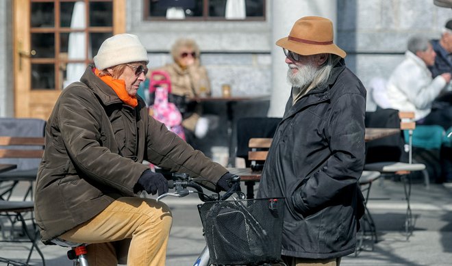 Starejše moti predvsem (ne)vključevanje v procese odločanja, slabšanje materialnega položaja in naraščanje revščine. FOTO: Blaž Samec/Delo
