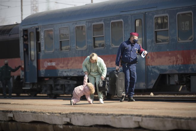 Železniška postaja v madžarskem mestecu Záhony, ki ima manj kot 5000 prebivalcev, je prva varna postaja za ukrajinske begunce. FOTO: Jure Eržen
