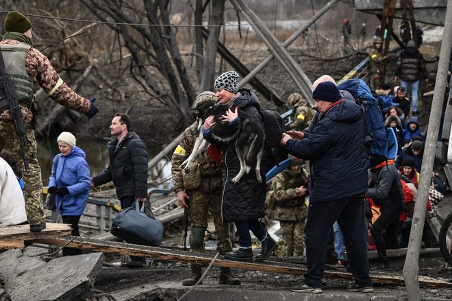 Ukrajino je zapustilo 1,5 milijona ljudi. Posnetek je iz Irpina. FOTO: Aris Messinis/AFP
