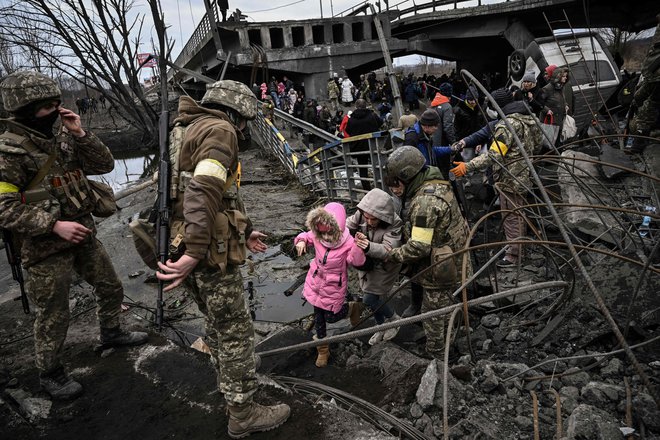 Prebivalci so zapustili razrušen Irpin. FOTO:&nbsp;Aris Messinis/AFP
