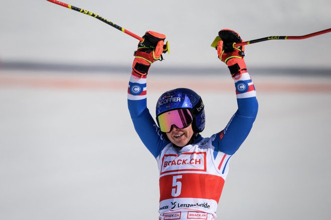 Tessa Worley proslavlja v cilju druge vožnje. FOTO: Fabrice Coffrini/AFP
