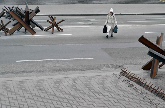Protitankovske ovire v središču Kijeva. FOTO:&nbsp;Sergej Supinski/AFP
