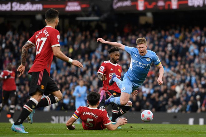 Manchester United in njegovi branilci so bili brez mioči proti Cityjevem Belgijcu Kevinu De Bruyneju (desno). FOTO: Oli Scarff/AFP
