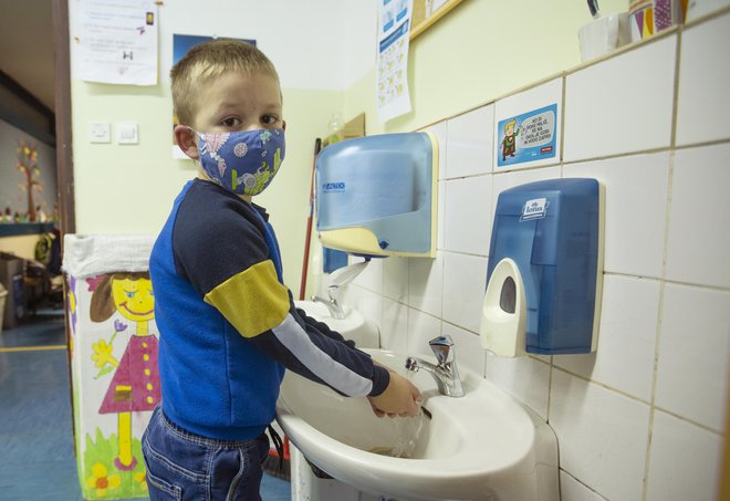 Od danes bo pouk potekal bolj sproščeno, brez zaščitnih mask. FOTO: Jože Suhadolnik/Delo
