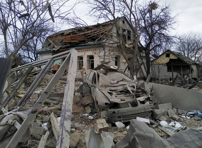 Solidarnostni odziv s pošiljanjem humanitarne pomoči in sprejemanjem beguncev je enoznačen, brez ksenofobičnih podtonov, ki so bili značilni za prejšnje begunske tragedije.&nbsp;FOTO: Oleg Pereverzev/Reuters
