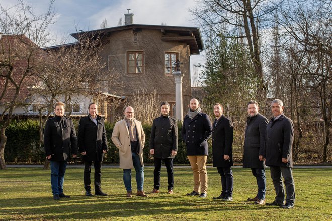 V Slovenskem oktetu pojejo (z leve) prvi tenor Andrej Oder, drugi tenor Janez Triler, baritonist Jože Vidic, prvi tenor Rok Ferenčak, drugi tenor David Jagodic, baritonist Darko Vidic, &shy;basist Janko Volčanšek in basist Matej Voje. FOTO: Janez Kotar
