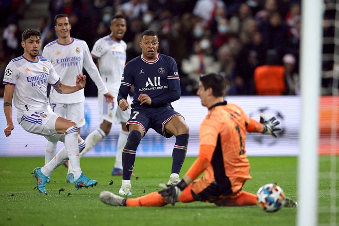 Potem ko se je tekma v Parizu končala z zmago PSG z 1:0, bo imel na povratni tekmi v Madridu gotovo veliko dela tudi sodnik. FOTO: Sarah Meyssonnier/Reuters
