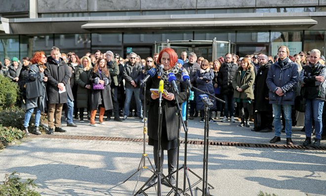 Aktiv novinarjev Radia Slovenija je izrazil ogorčenost in protest zaradi nespodobnih, neutemeljenih in nestrokovnih kritik, napadov, očitkov, ki jih zadnje mesece Ukom objavlja v svojih kvazianalizah, ki jih slišimo celo v razpravah in vidimo v objavah članov programskega sveta RTV. FOTO: Blaž Samec/Delo
