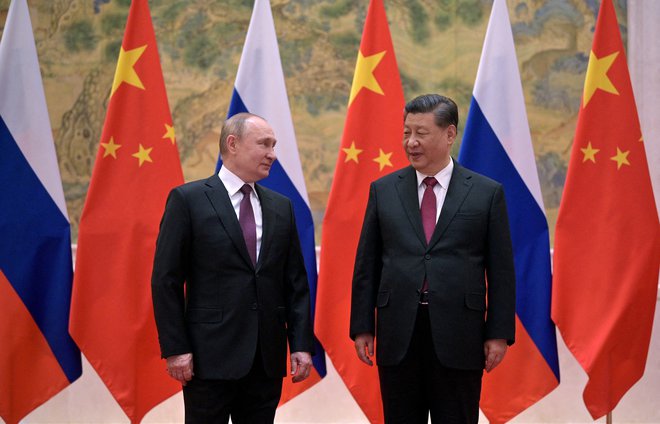 Vladimir Putin in Xi Jinping si želita vsak po svoje ustaviti širjenje zahodnih vrednot proti vzhodu. FOTO: Sputnik/Reuters
