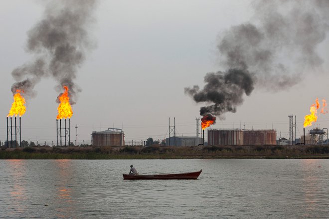 Z nafto bogate države se zavedajo, da bodo v dobrem desetletju največji kupci nafte postale gospodarsko nerazvite države. FOTO Hussein Faleh/AFP
