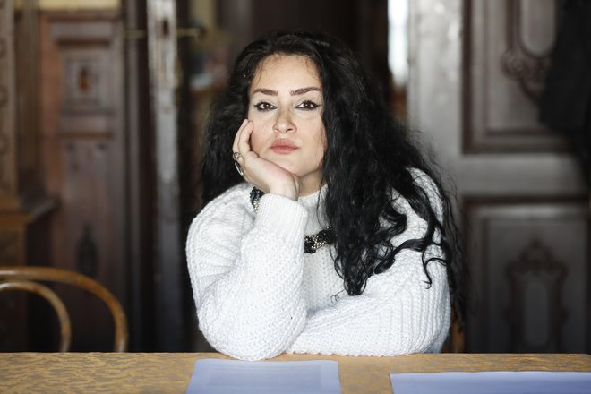 Souzan Ali v Ljubljani piše prozo v obliki dnevnika, veseli jo, da lahko brez težav gre na sprehod in se vrne v stanovanje, ne da bi jo prestregla policija. FOTO: Leon Vidic
