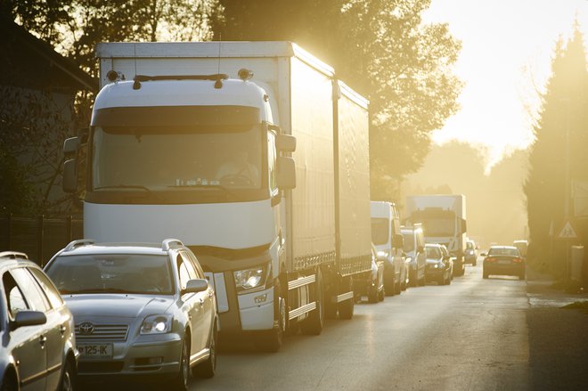 Na dolgi rok bodo sankcije velika težava za logiste, predvsem špediterje, ki so imeli večji obseg prevozov v Rusijo; ta je za slovensko logistiko pomemben trg. FOTO: Primož Zrnec/Delo
