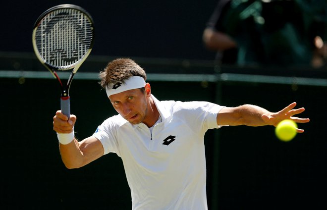 Stahovski je v Wimbledonu premagal Rogerja Federerja. FOTO: Matthew Childs/Reuters
