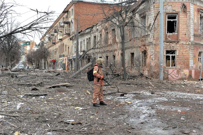 V drugem največjem ukrajinskem mestu Harkovu je obstreljevanje za seboj pustilo popolno razdejanje. FOTO:&nbsp;Sergej Bobok/Afp
