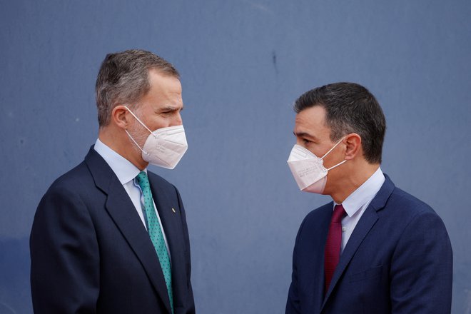 Španski kralj Filip VI in španski premier Pedro Sánchez. FOTO: Albert Gea Reuters
