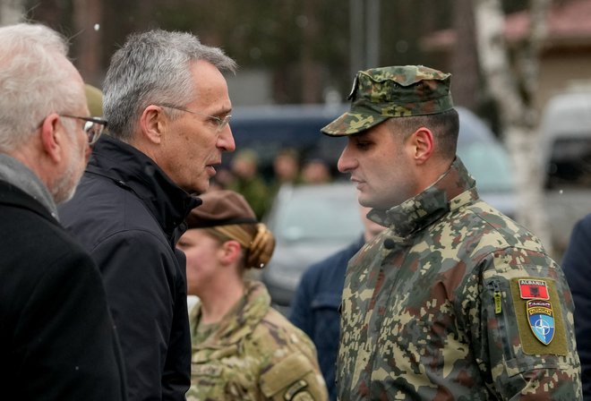 Jens Stoltenberg in latvijski predsednik Egils Levits danes v Latviji. FOTO: Ints Kalnins/Reuters
