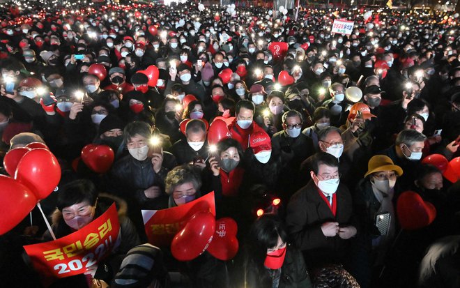 Številni Južni Korejci od predsednika pričakujejo, da bo odločen mačist, ki bo ustavil feminizem in tisto, kar vidijo kot obrnjeno diskriminacijo. FOTO: Jung Yeon-je/Afp
