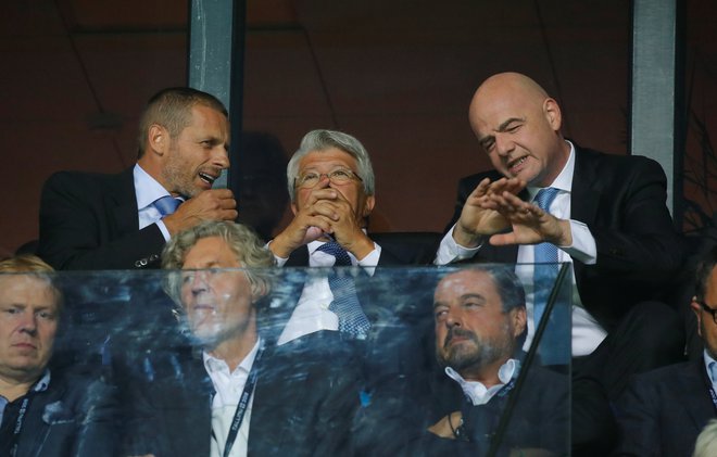 Predsednika Uefe in Fife Aleksander Čeferin in Gianni Infantino. FOTO: Maxim Shemetov/Reuters
