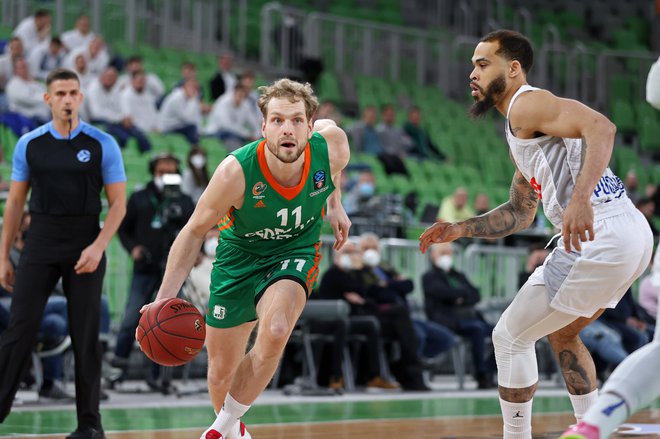 Tudi Jaka Blažič se je naveličal porazov z Budućnostjo, desno Justin Cobbs. FOTO: Cedevita Olimpija
